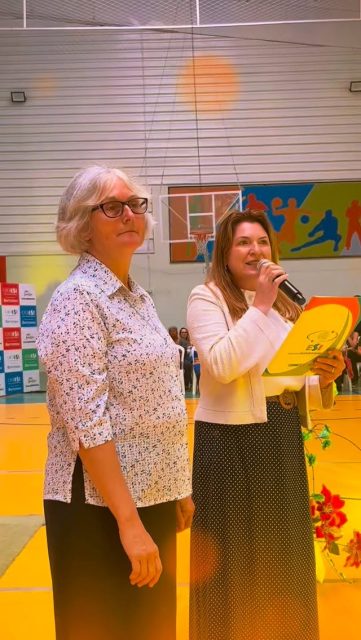 Auto Natalino 2025 – ESI Borromeo ✨
Foram três noites abençoadas, repletas de encanto, emoção e muita luz!Nosso Auto Natalino 2025 reuniu toda a comunidade escolar em celebrações que aqueceram os corações e renovaram a esperança.
Do berçário, com os bebês encantando o público com sua ternura, às crianças da Educação Infantil, passando pelos estudantes dos Anos Inicias e Anos Finais, cada segmento deu um brilho especial às apresentações.
Neste ano, o Auto Natalino também refletiu o cuidado com a “Casa Comum” e a Esperança, além de destacar a importância do respeito, da paz e da união; valores que fortalecem nossa caminhada e nos inspiram a construir um mundo melhor.
Foram momentos de beleza e sensibilidade que marcaram esta época tão especial do ano e nos lembraram do valor de estarmos juntos, como uma grande família Borromeo.
🌟 Que a magia do Natal siga iluminando a todos!