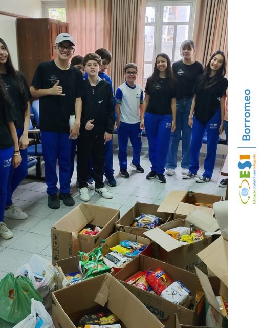 O grupo da JUVESC, juntamente com a Pastoral, realizou a entrega do Gesto Concreto de Natal 2025. Cada família migrante foi beneficiada com uma cesta construída com a colaboração de todas as famílias que participaram deste belo ato de solidariedade.
A JUVESC teve a oportunidade de ver, nos olhos das crianças e de suas famílias, a alegria da partilha. Este é o verdadeiro sentido do Natal: somos todos irmãos, filhos do mesmo Pai.
Enquanto escola em pastoral, estendemos nossa gratidão e desejamos um abençoado Natal. Que o exemplo do presépio nos torne sempre mais unidos.