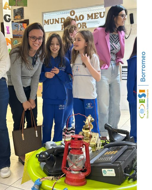 📸 Café Cultural – Período Integral | 3º ao 5º ano
O Período Integral acolheu as famílias do 3º, 4º e 5º ano para momentos de partilha, interação e apresentação dos projetos desenvolvidos ao longo do semestre.
O 3º ano apresentou o percurso investigativo do projeto “Descobrindo a História da Terra”. As famílias acompanharam pesquisas, registros e produções que revelaram o interesse dos estudantes pela formação do planeta e pelos processos que marcaram sua trajetória.
Os 4º e 5º anos compartilharam o trabalho realizado no projeto “Tecnologia e Ética”, destacando reflexões sobre o uso responsável da tecnologia e o desenvolvimento do senso crítico.
Em ambos os encontros, os responsáveis puderam conhecer de perto as aprendizagens, o protagonismo dos estudantes e o significado das descobertas realizadas ao longo do semestre.
🤝 Agradecemos a presença e a parceria das famílias, que reafirmam nosso compromisso com uma educação integral, investigativa e significativa.